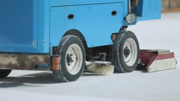 Machine levels the ice on the rink — Stock Video