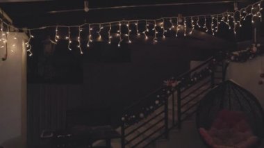 Çardakta süslü Noel ağacı