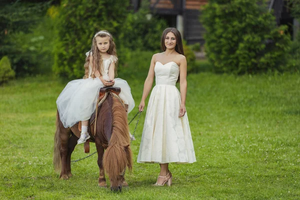 Mor med dotter och ponny — Stockfoto