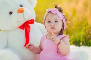 Büyük bir oyuncak ayısı olan küçük bir kız