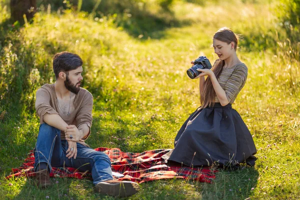 Chica tomando una foto de su novio —  Fotos de Stock