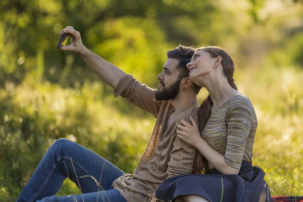 Fiatal pár csinál egy szelfi a telefonon — Stock Fotó