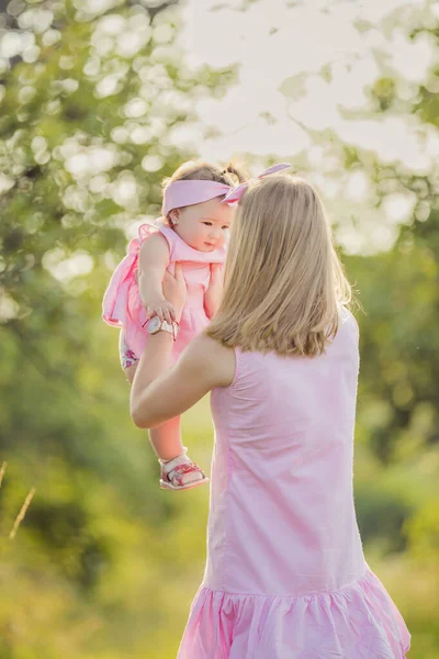 Moeder met dochtertje in haar armen — Stockfoto