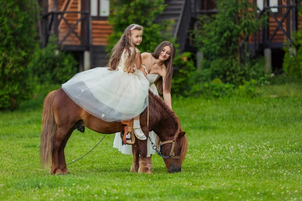 Madre con hija y pony —  Fotos de Stock