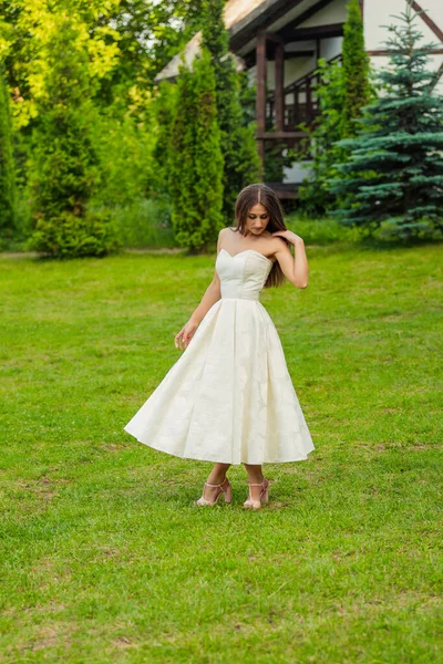 Женщина в белом платье — стоковое фото