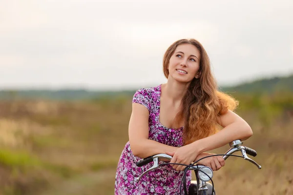 Ritratto di una donna con una bicicletta — Foto Stock