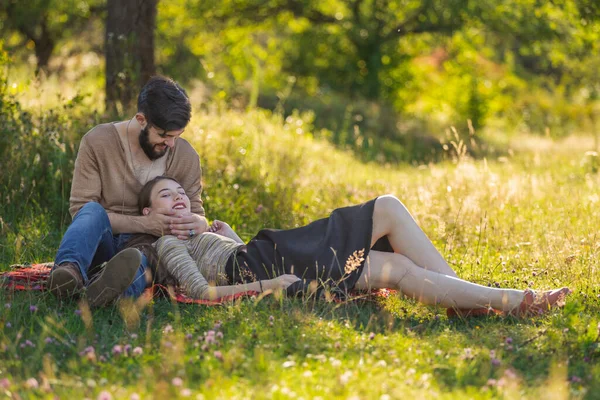Paar entspannt in der Natur — Stockfoto