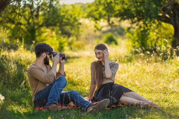 A fickó lefényképezi a barátnőjét egy kamerával. — Stock Fotó