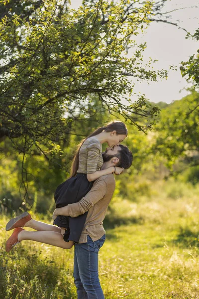 Paar küsst sich in der Natur — Stockfoto