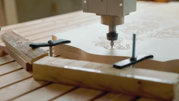 CNC máquina de procesamiento de madera en blanco — Vídeos de Stock