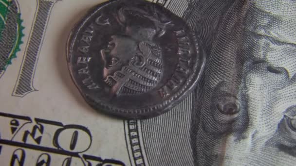 Старая монета позднего Рима на стодолларовой купюре — стоковое видео