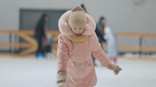 Girl skating on ice — Stock Video