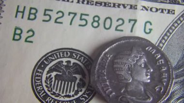 Eski Roma madeni parası 100 dolarlık banknotta.