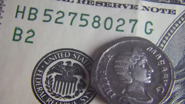 Oude munt van het late Rome op honderd dollar biljet — Stockvideo
