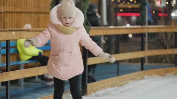 Girl skating on ice — Stock Video