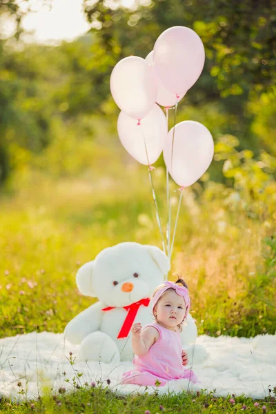 Barn med ballonger — Stockfoto