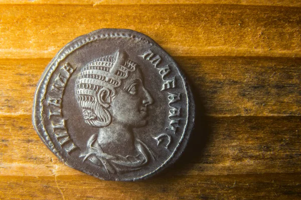 Pièce de monnaie de la Rome antique avec un portrait de Julius Mameus — Photo