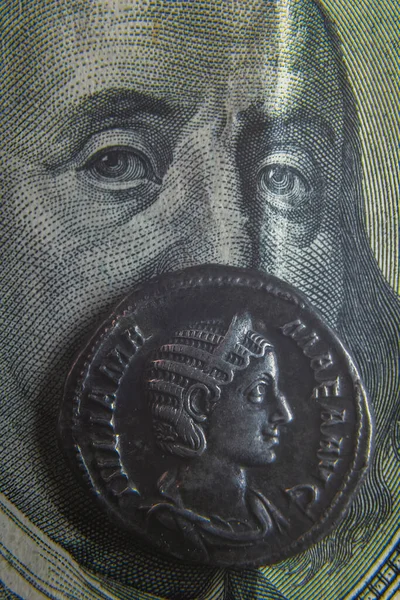 Die alte römische Münze steht auf einem Hundert-Dollar-Schein — Stockfoto