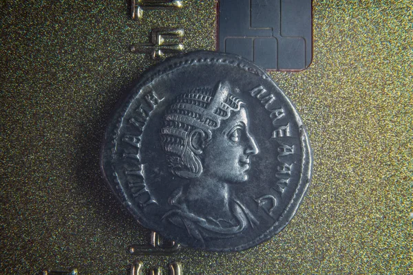 NFC 칩 근처의 오래 된 동전 — 스톡 사진