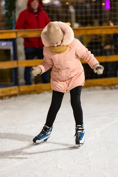 Fille patiner sur la glace — Photo