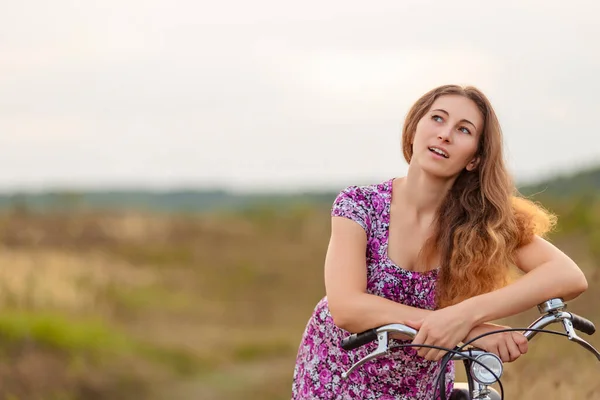 Ritratto di una donna con una bicicletta — Foto Stock