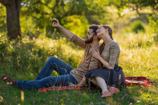 Joven pareja tomando un selfie en el teléfono — Foto de Stock