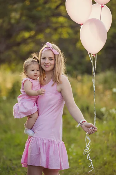 Anne kızı ve ellerinde balonlarla. — Stok fotoğraf