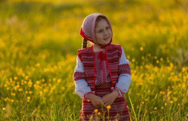 Sarı çiçekli kız.