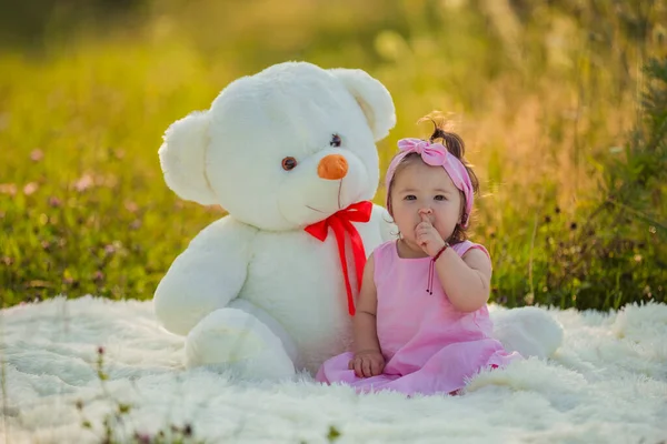 Menina com um grande urso de pelúcia — Fotografia de Stock