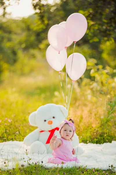 Barn med ballonger — Stockfoto