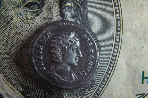 Antigua moneda de Roma se encuentra en un billete de cien dólares —  Fotos de Stock