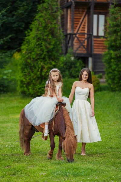 Madre con hija y pony —  Fotos de Stock