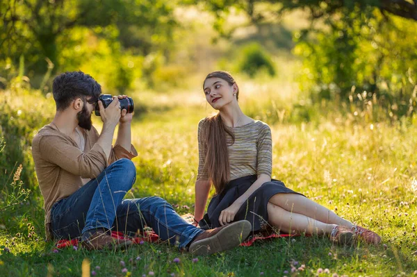 A fickó lefényképezi a barátnőjét egy kamerával. — Stock Fotó