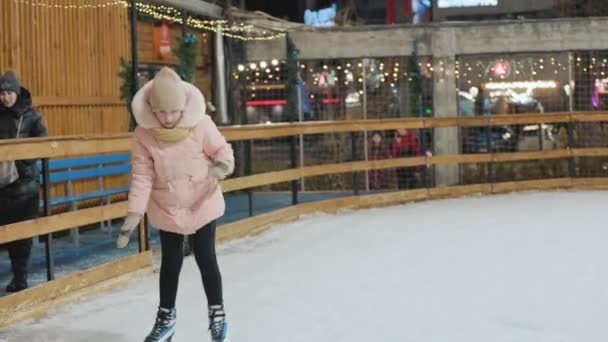 Meisje op het ijs schaatsen — Stockvideo
