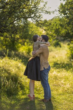 Çift doğada öpüşme