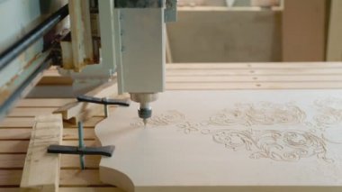 CNC makinesi tahtayı boş işliyor