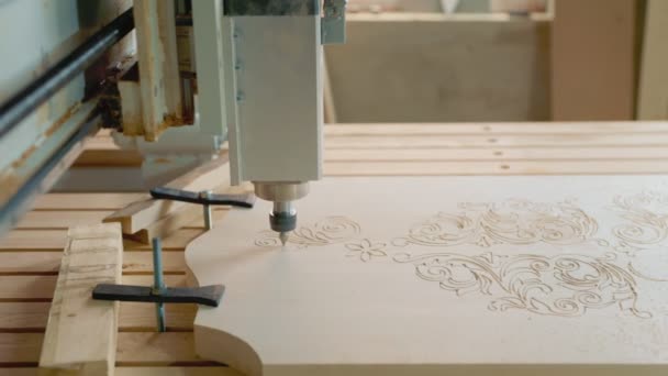 Máquina CNC processamento de madeira em branco — Vídeo de Stock