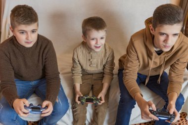 joystickli çocuklar