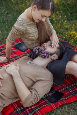 Sakalını çiçekli adam