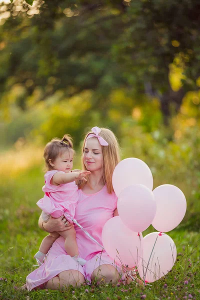 Madre con hija y globos en las manos —  Fotos de Stock