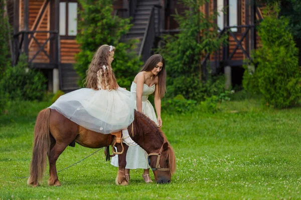 Mutter mit Tochter und Pony — Stockfoto