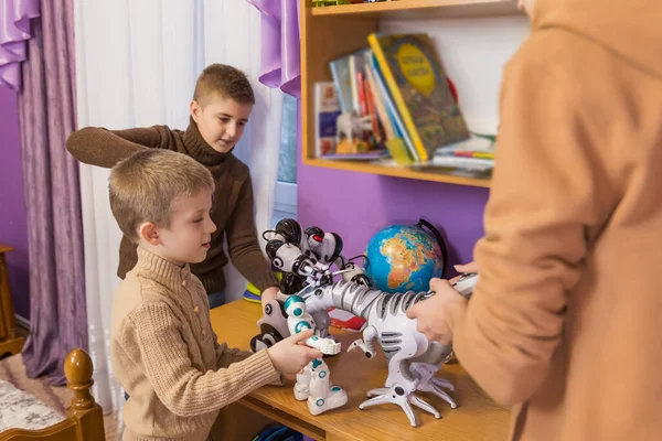 Kinderen spelen met robots — Stockfoto