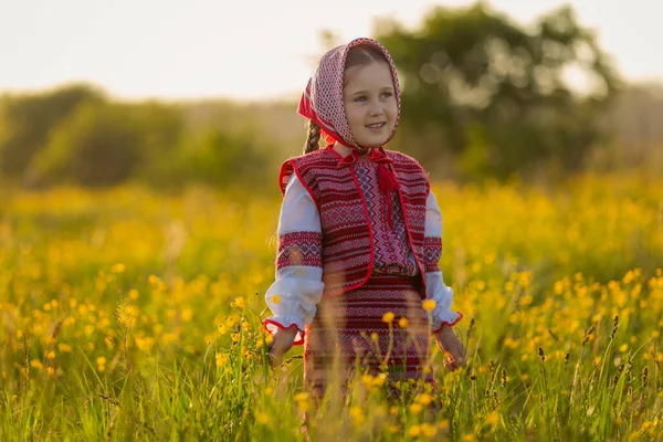 Porträtt av en liten flicka i mitten av gula färger — Stockfoto