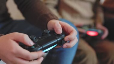 Yakından oynanan joystick