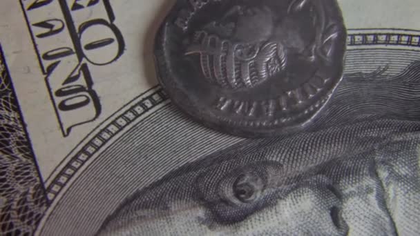 Monedă veche a Romei târzii pe o bancnotă de o sută de dolari — Videoclip de stoc