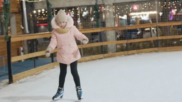 Menina patinação no gelo — Vídeo de Stock