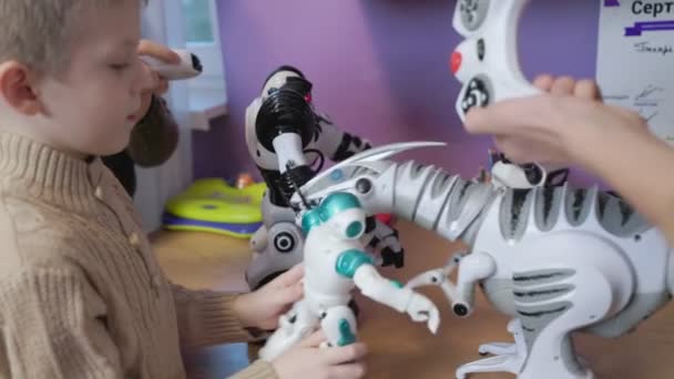Barn leker med robotar — Stockvideo