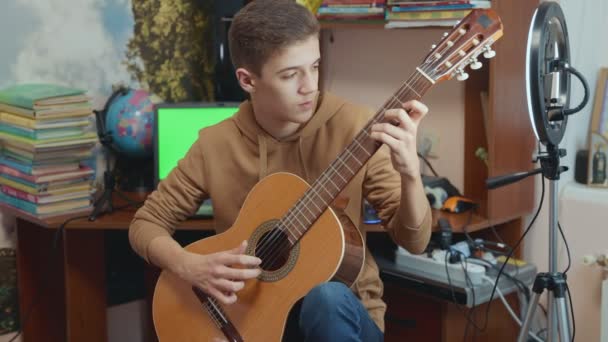 Chico tocando guitarra — Vídeo de stock