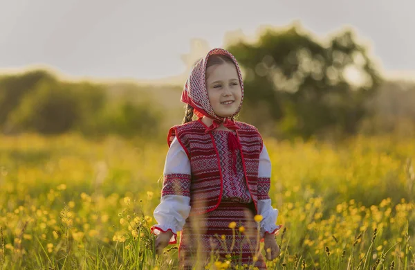 Porträtt av en liten flicka i mitten av gula färger — Stockfoto