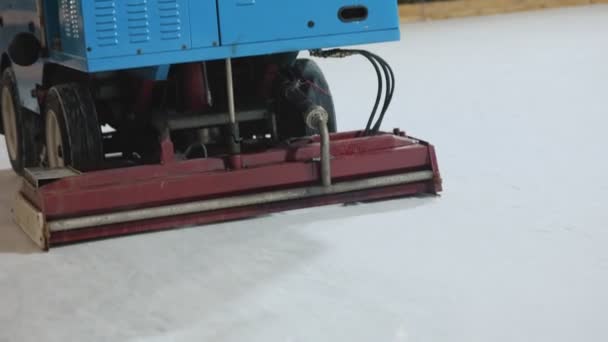 机器平整溜冰场上的冰 — 图库视频影像